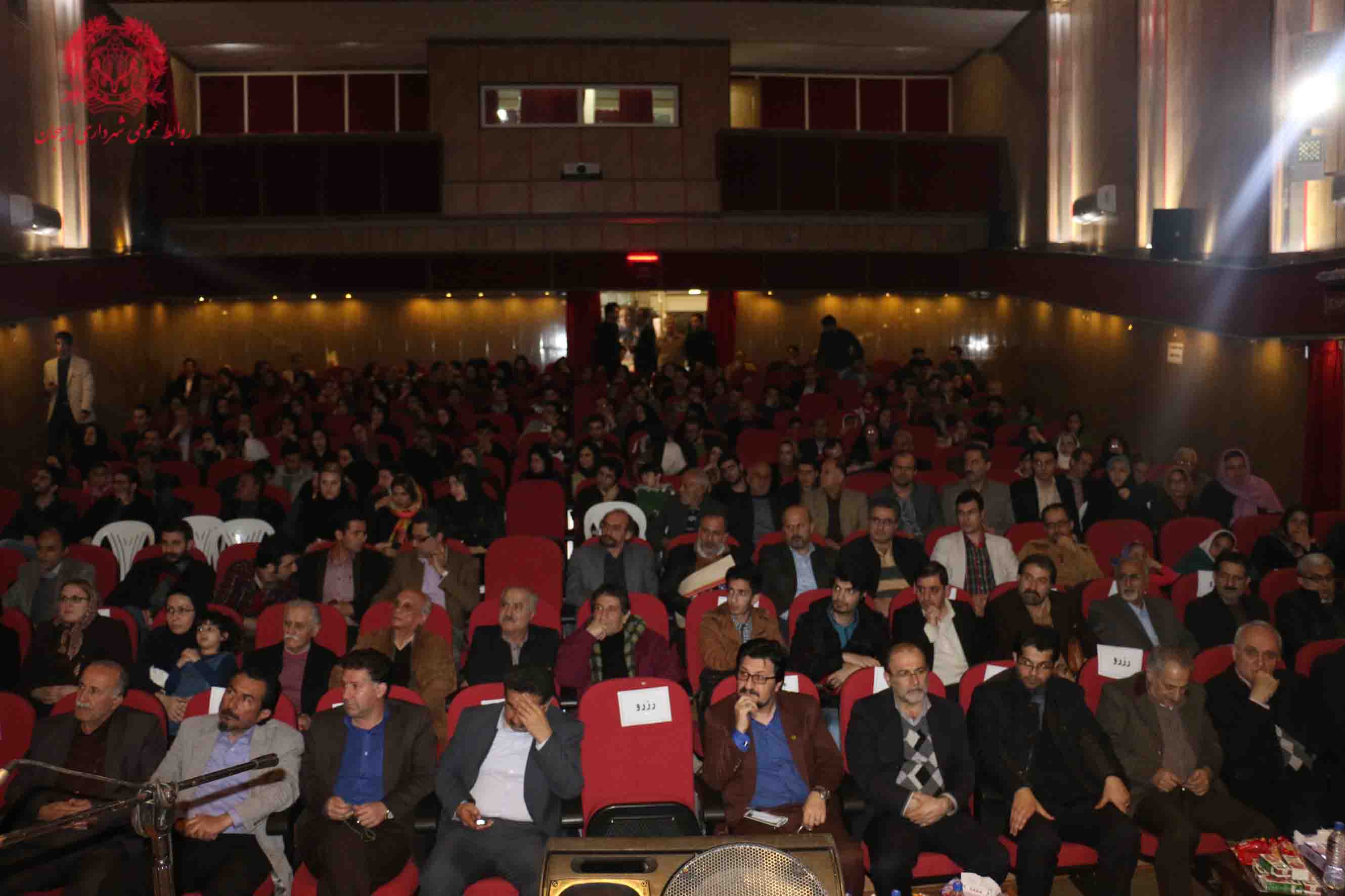 در دومين جشن اصحاب فرهنگ وهنر از اعضاي شوراي اسلامي شهر و شهردارلاهيجان تقدير شد